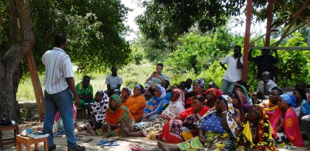 Apoyando a la pequeña vereda de Uvinje en su larga lucha por asegurar su derecho legítimo a sus tierras comunales