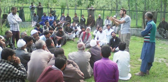 Des jeunes autochtones s'organisent pour assurer des modes de vie durables dans les contreforts boisés de l'Himalaya (Cachemire sous administration indienne)