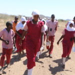 Les enfants et les jeunes des peuples pastoraux du comté d'Isiolo (Kenya) apprennent de leurs aînés à devenir les gardiens du patrimoine culturel et naturel.