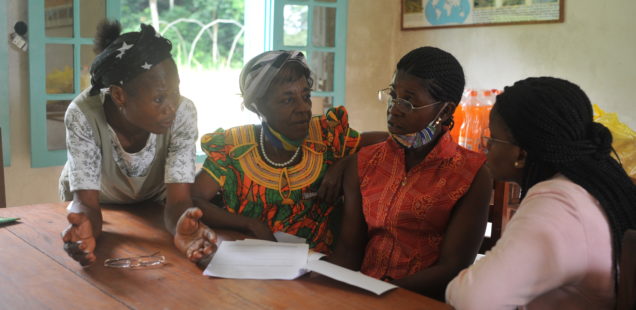 En travaillant en autodétermination et solidarité mutuelle, quatre villages de la région de l'Ogooué-Ivindo, au nord‐est du Gabon, documentent, gèrent et défendent leurs territoires de vie